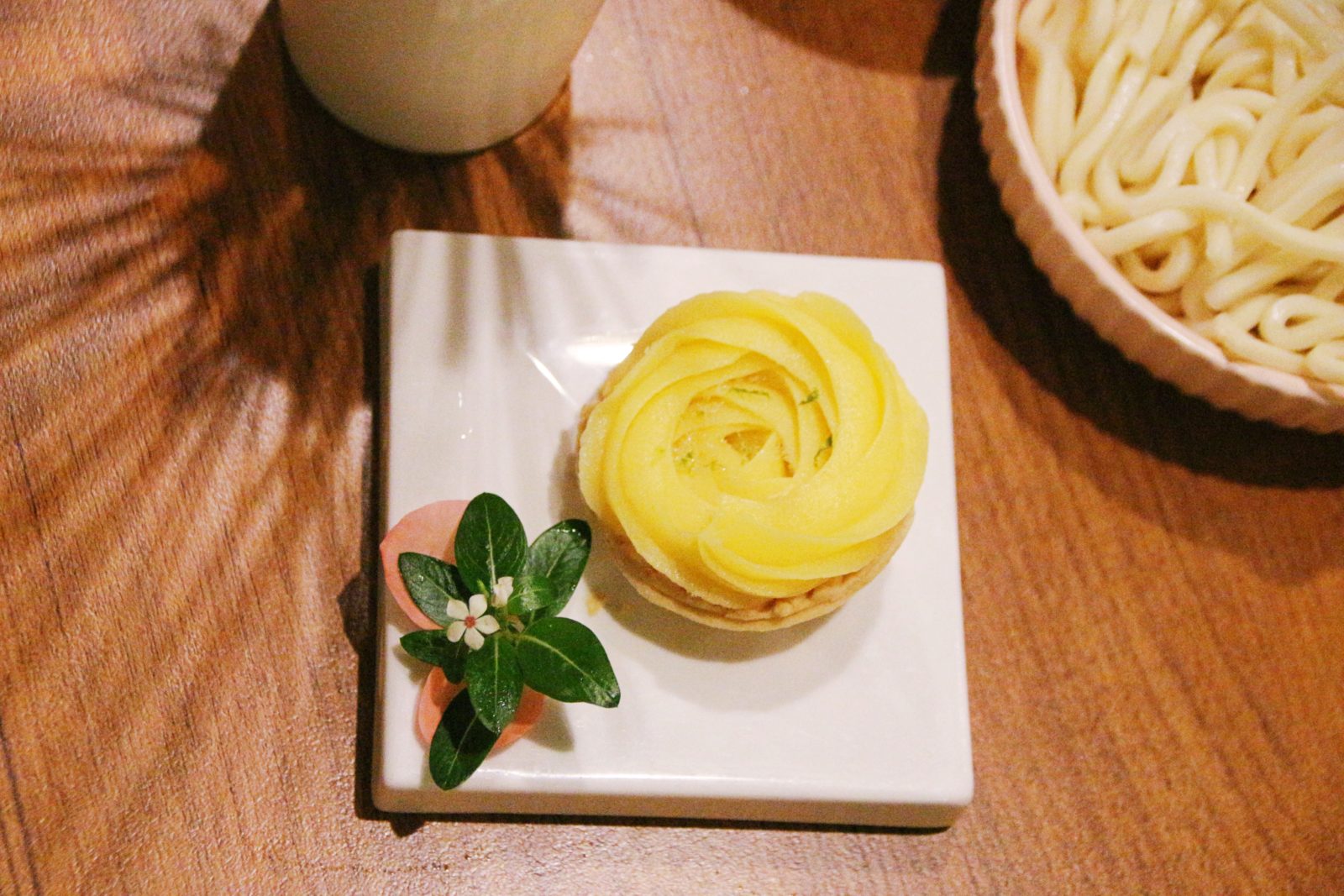 玫瑰檸檬塔，使用檸檬原汁製作，吃起來酸酸甜甜的